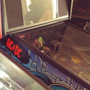 AC/DC pinball hinges