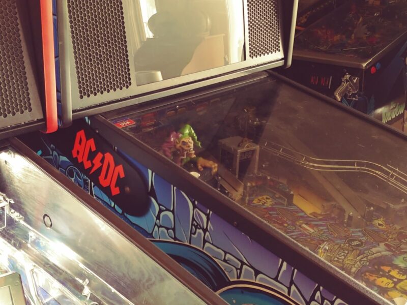 AC/DC pinball hinges